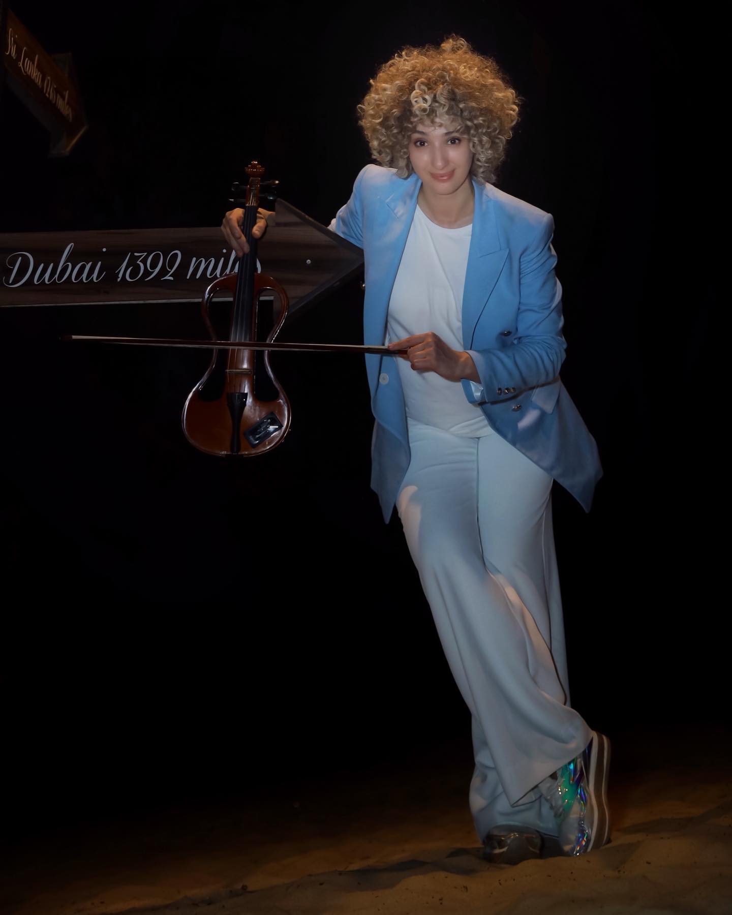 Madina, electric violin in studio
