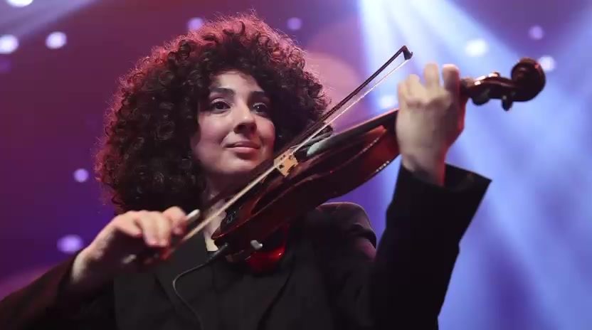 Madina mid-performance, close up