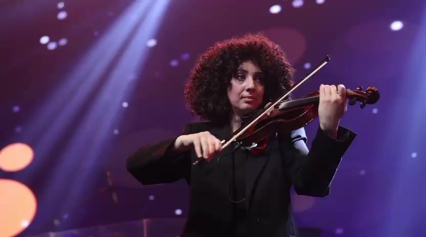 An Indrus artist performing live to a luxury audience